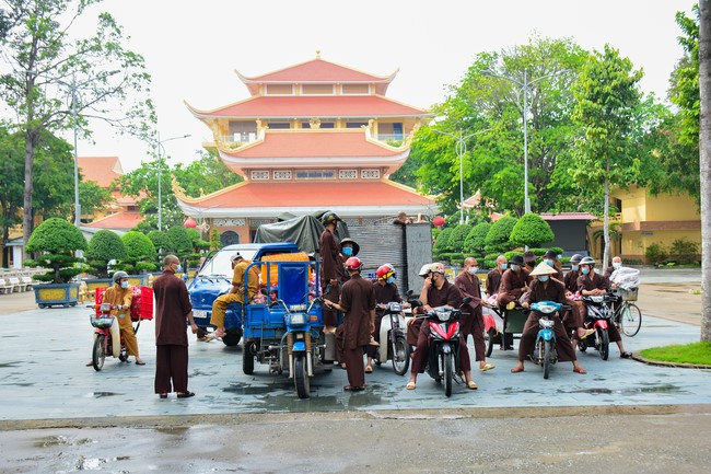 Continuing to support people in need in the Covid-19 pandemic of Hoang Phap Pagoda (series 4)